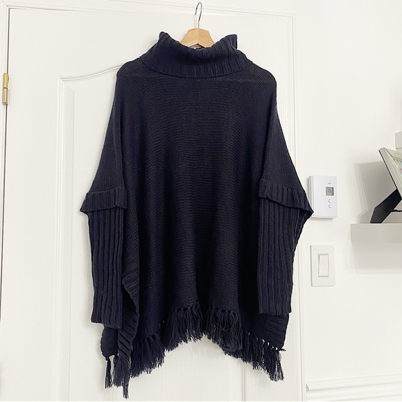 ARDENE | Black Cable knit fringed oversized shawl - Picture 5 of 9